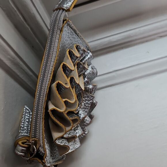 Jazzd Silver and Gold wristlet with flower - Picture 4 of 7